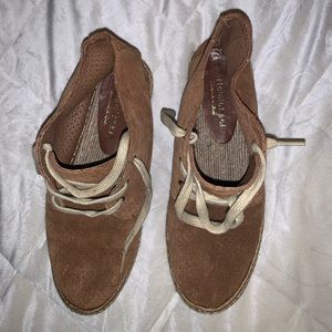 Tan Chukkas